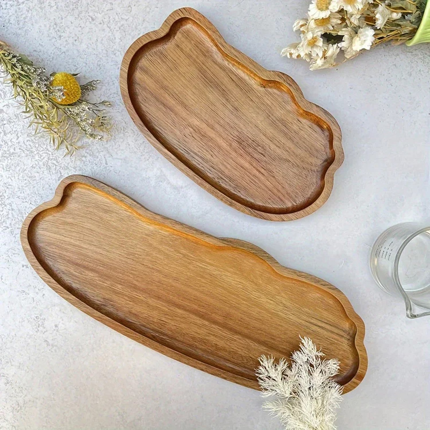 Vue aérienne des deux plateaux bois organiques avec fleurs séchées