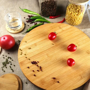 Plateau bambou en usage cuisine avec tomates cerises et bocaux d épices
