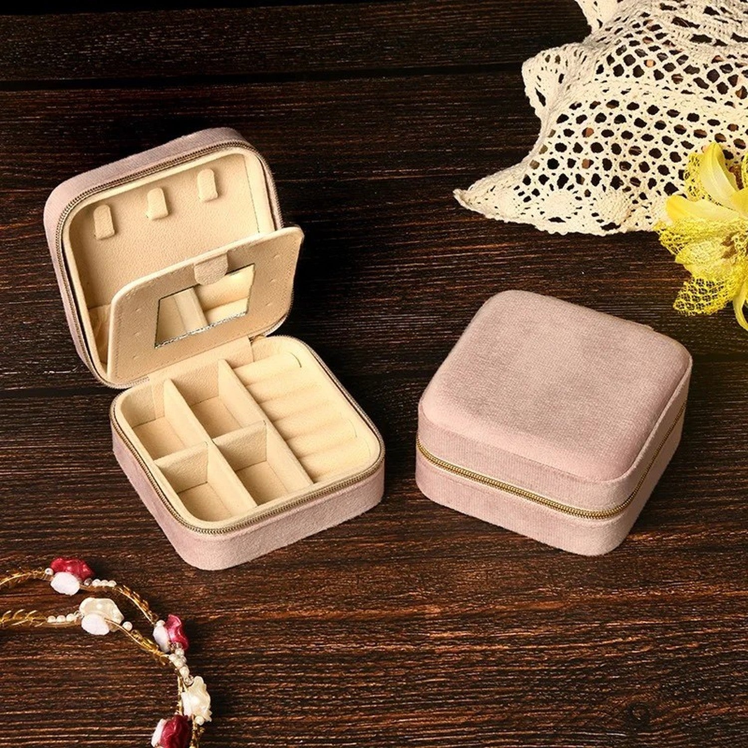Boîte à bijoux en velours rose nude ouverte avec compartiments visibles