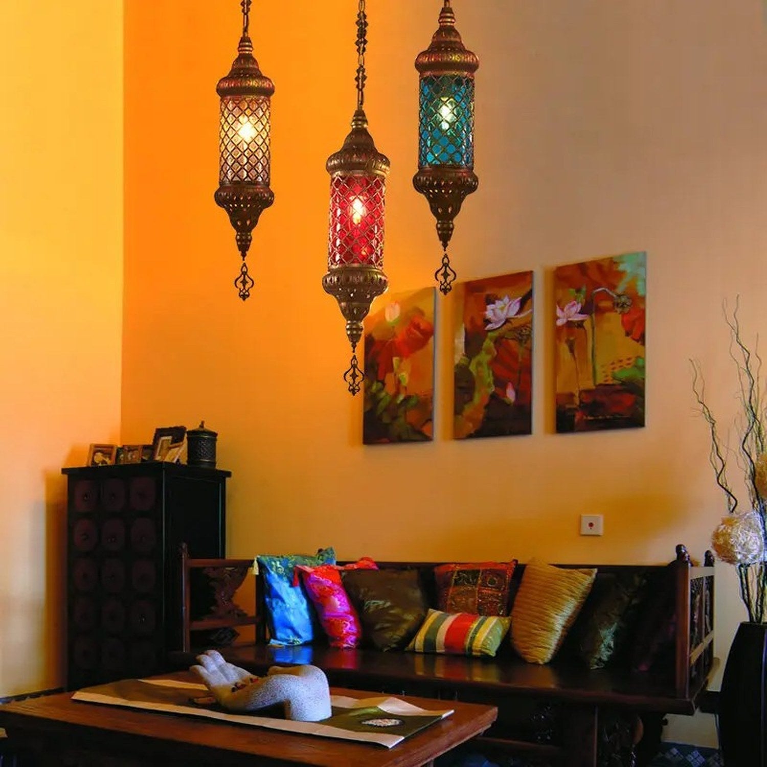 Lustres marocains vitrail multicolores dans un salon oriental