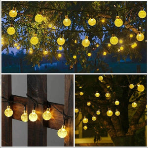 Guirlandes lumineuses dans jardin et terrasse extérieure nuit