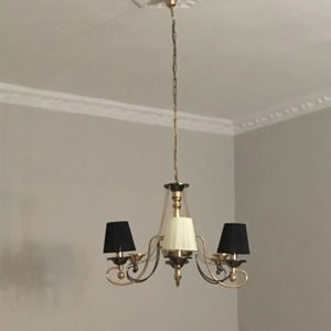 Lustre suspendu abat-jours noirs et blancs plissés salon contemporain