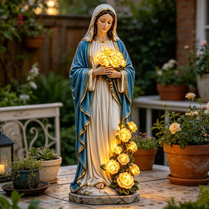Statue Vierge Marie dans un jardin méditerranéen sur une terrasse avec jardinières
