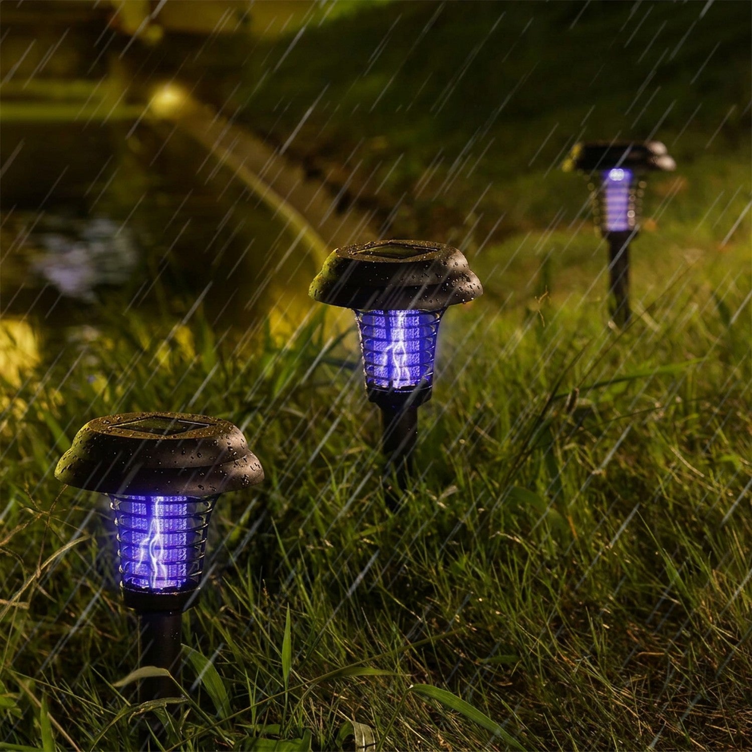 Lampes anti-moustiques solaires résistantes à la pluie dans l'herbe la nuit