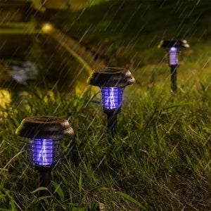 Lampes anti-moustiques solaires résistantes à la pluie dans l'herbe la nuit