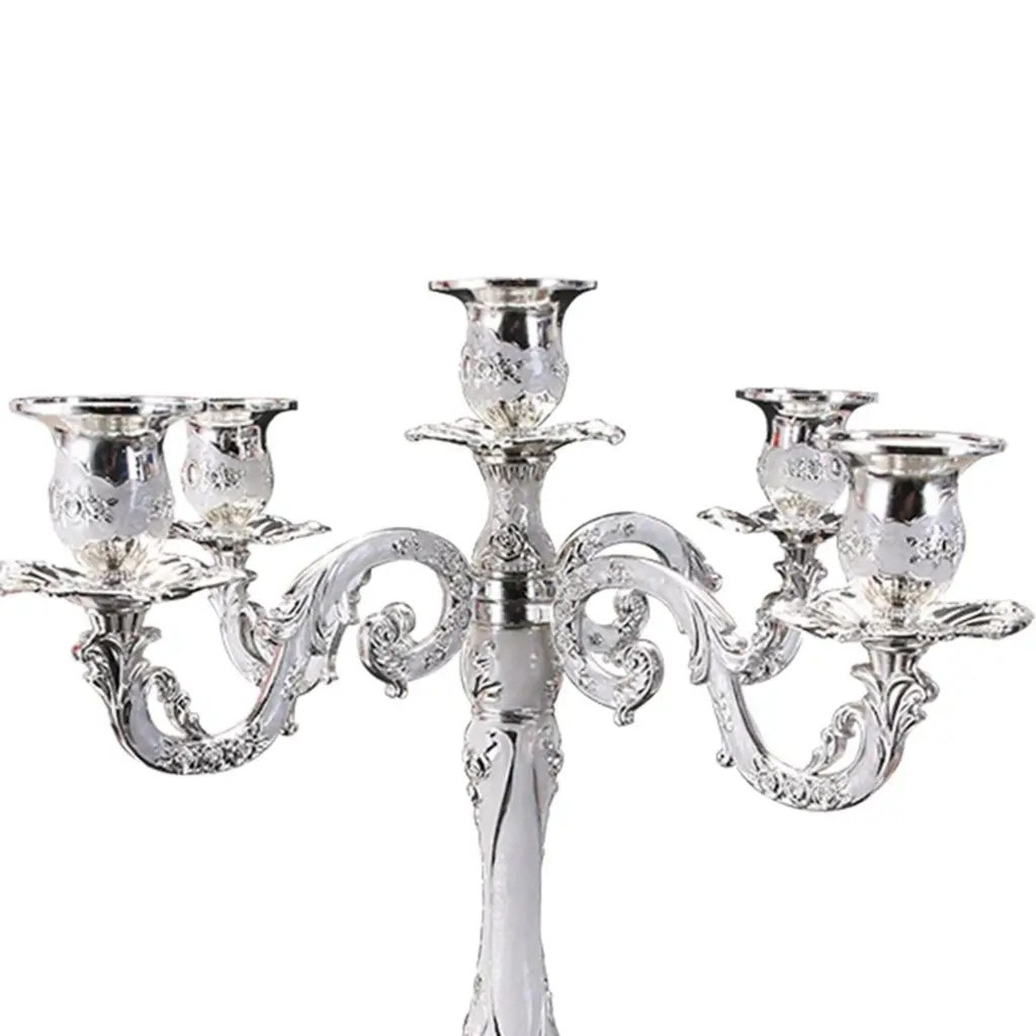 Gros plan des bras en volute du chandelier 5 bras argenté, coupes tulipes ciselées