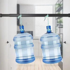 Deux bonbonnes d'eau suspendues à la tringle pour démontrer sa robustesse
