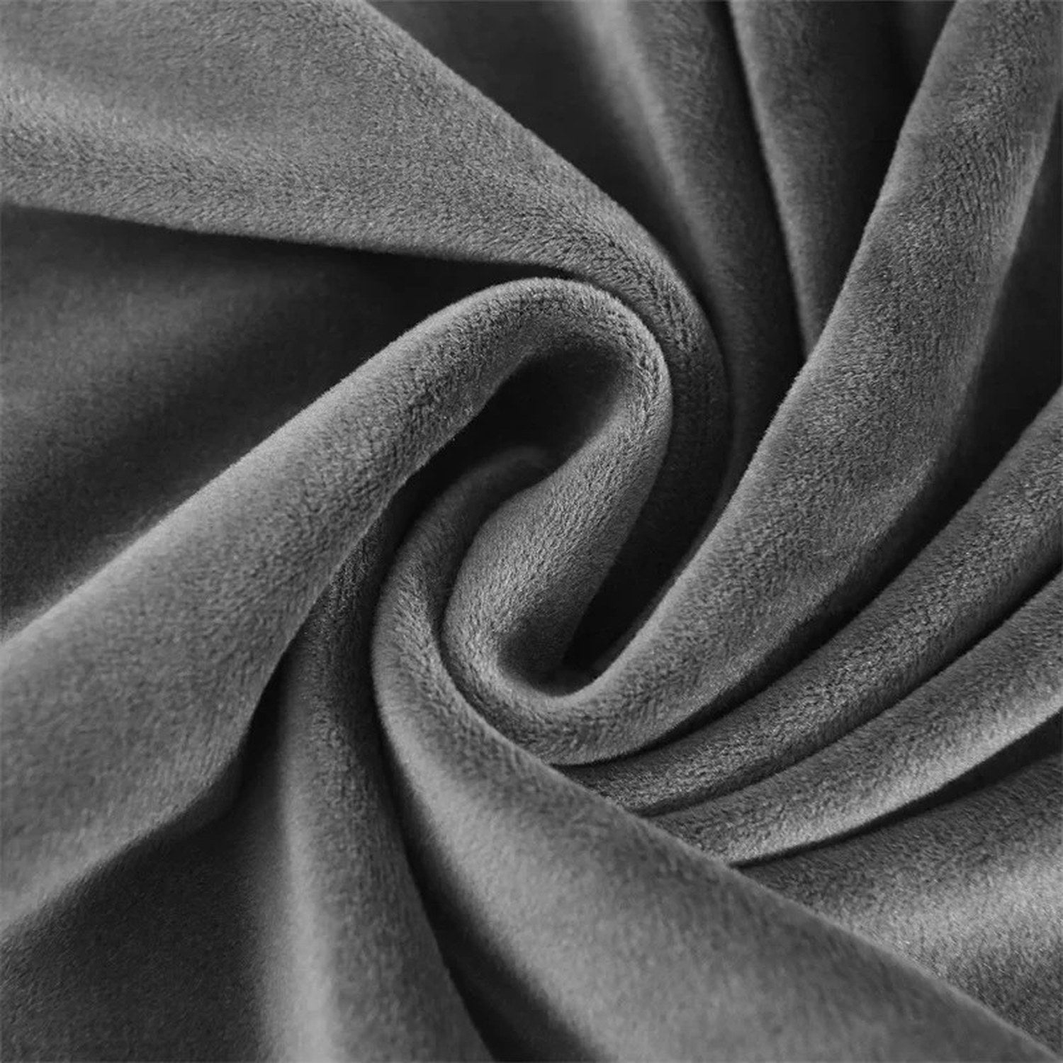 Démonstration de l élasticité du tissu velours de la housse de chaise