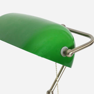 Détail de l'abat-jour en verre vert et de la fixation métallique