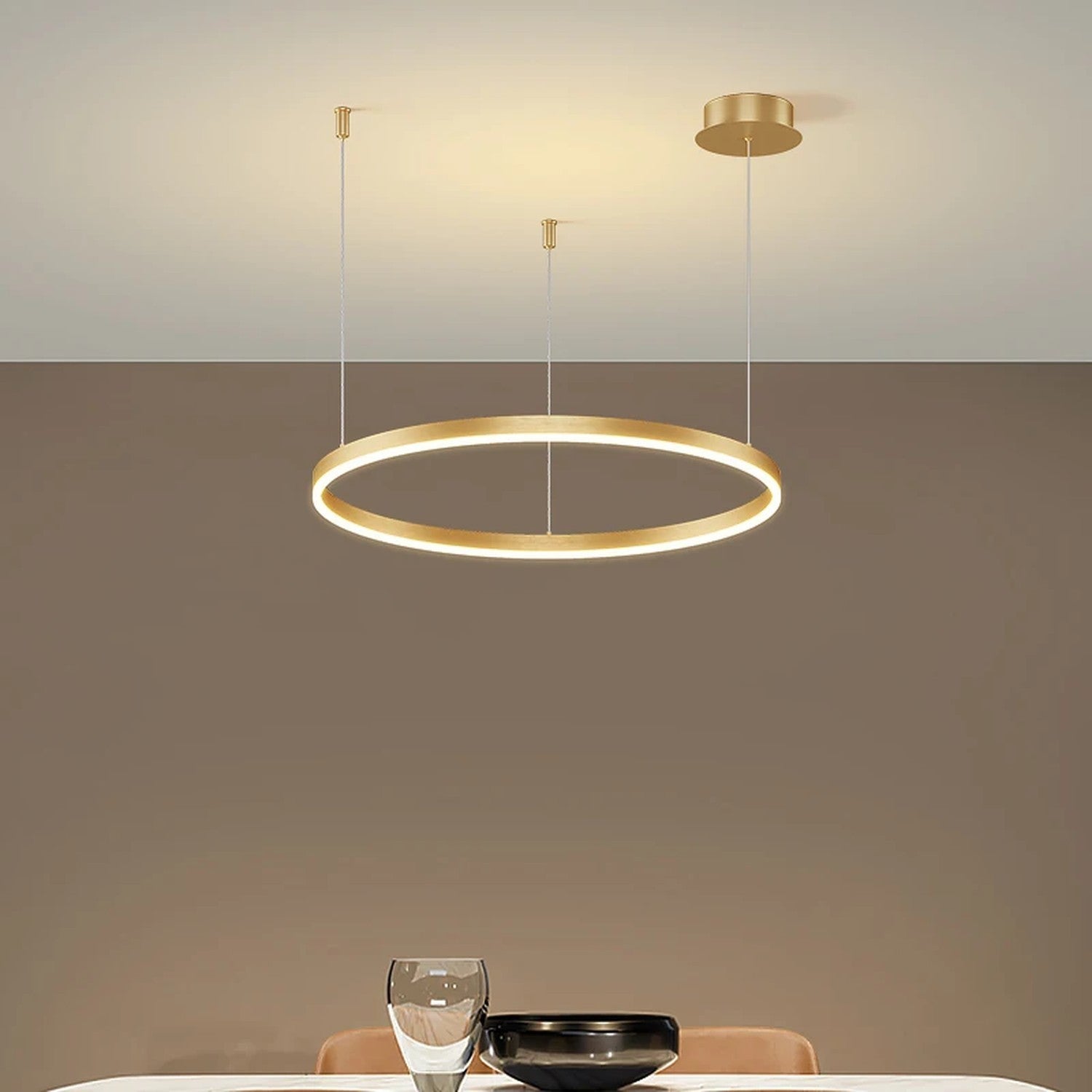 Vue en plongée du lustre doré à anneaux ronds LED éclairé