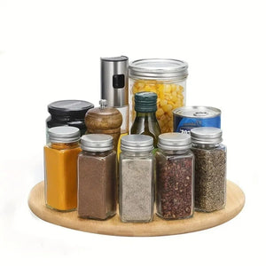 Plateau tournant bambou 35 cm avec nombreux bocaux de condiments sur fond blanc