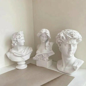 Trois bustes en résine dans un décor artistique contemporain