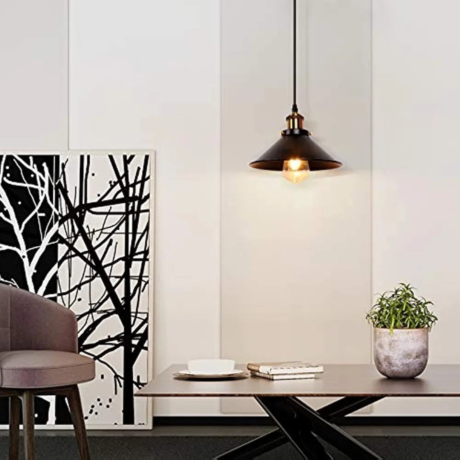 Suspension vintage à abat-jour conique noir suspendue dans un intérieur minimaliste
