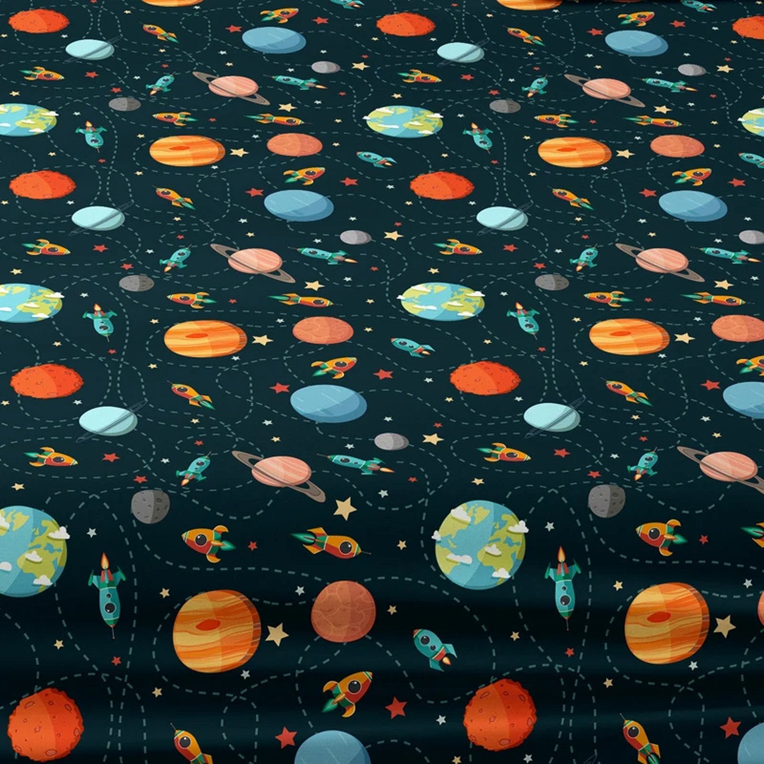 Motif complet cosmos fusées et planètes du drap housse vu à plat