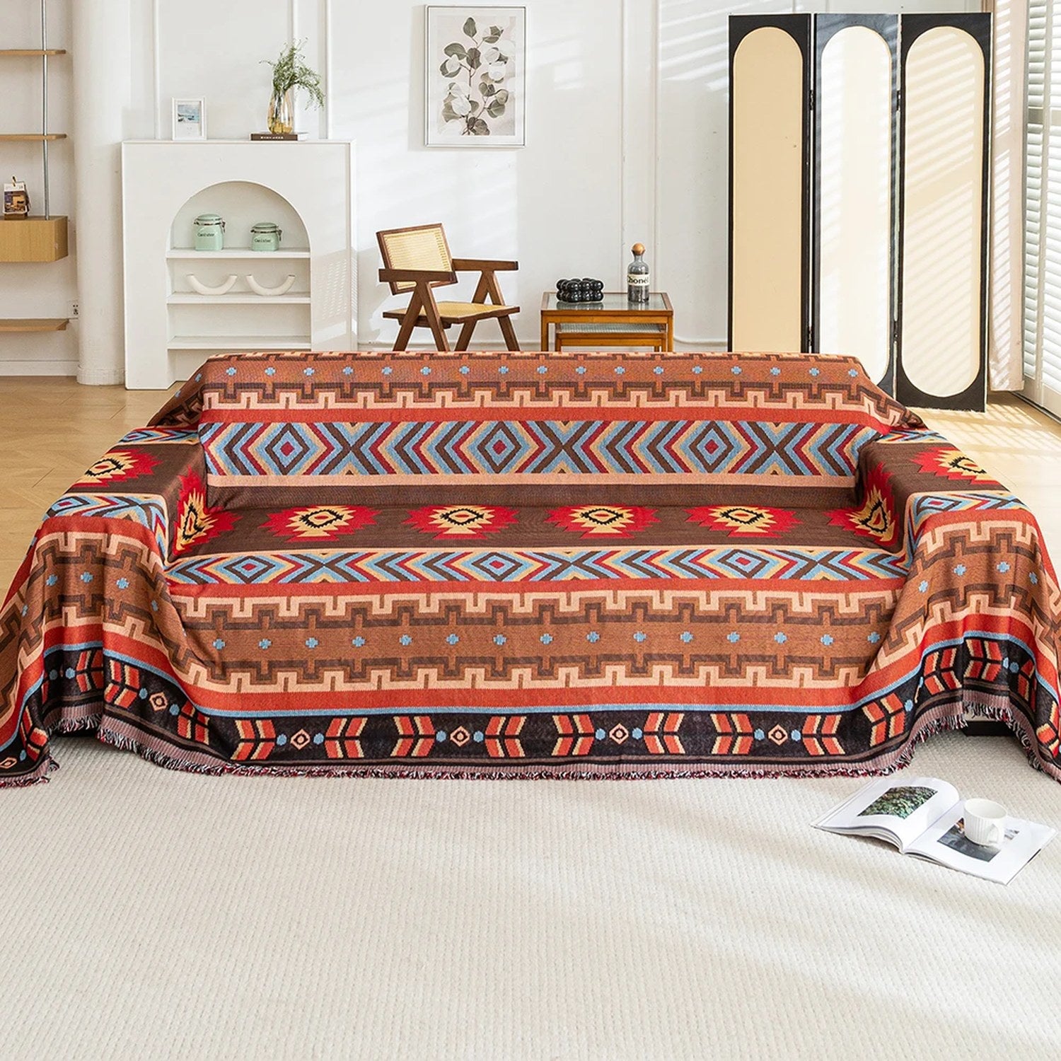 Couvre-lit amérindien à motifs aztèques recouvrant un canapé trois places