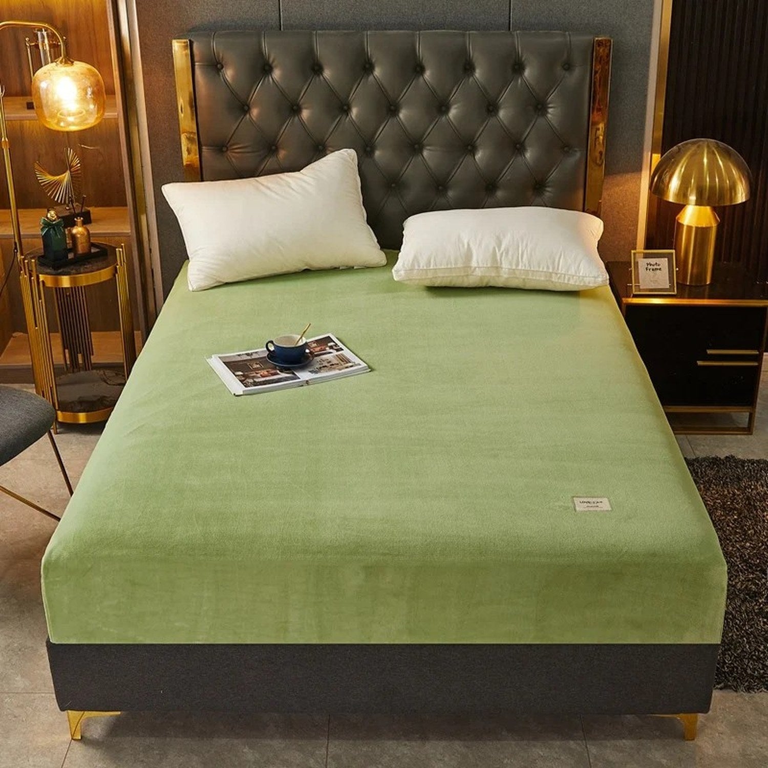 Drap-housse vert installé sur un lit dans une chambre lumineuse