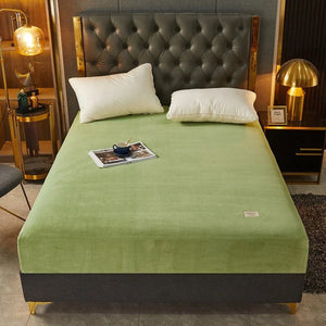Drap-housse vert installé sur un lit dans une chambre lumineuse