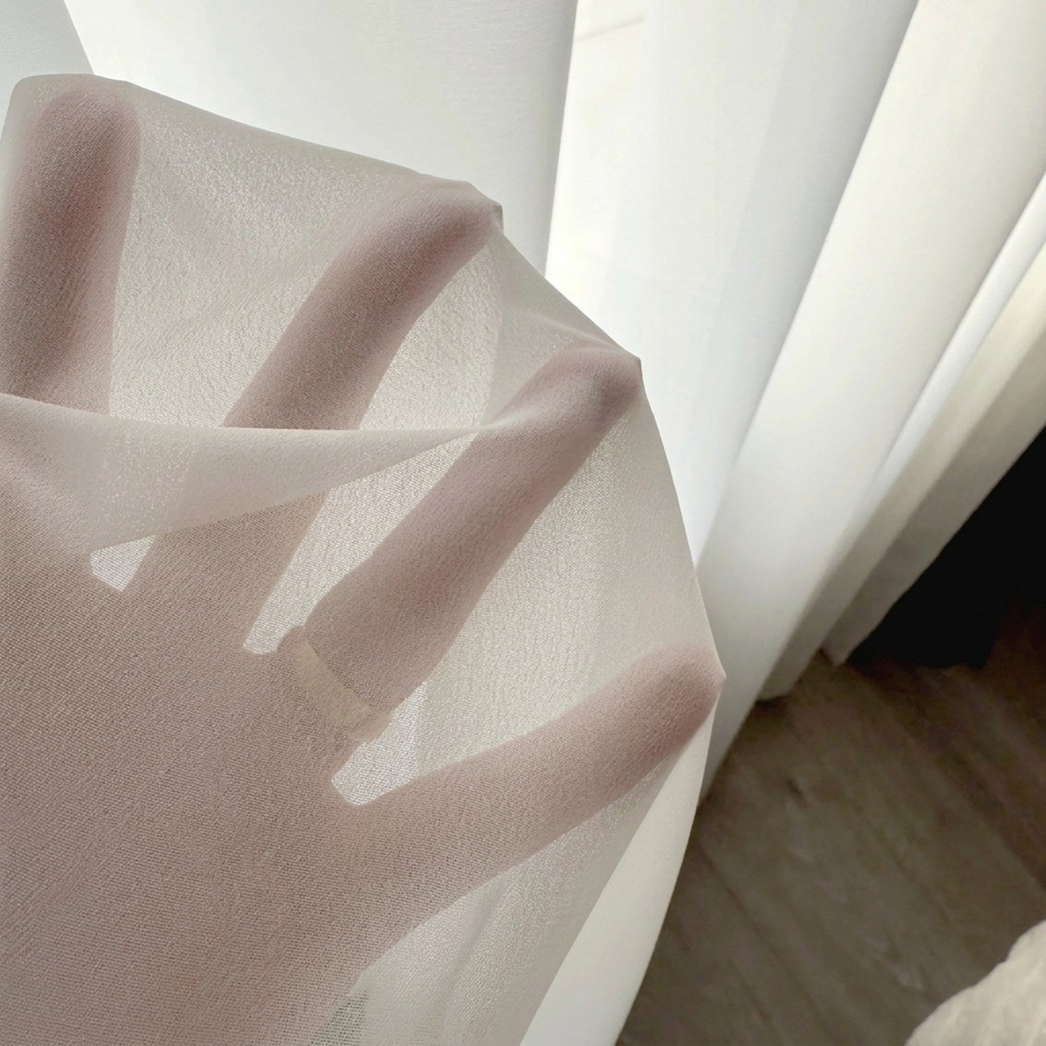 Gros plan d'une main visible à travers le tissu voile transparent