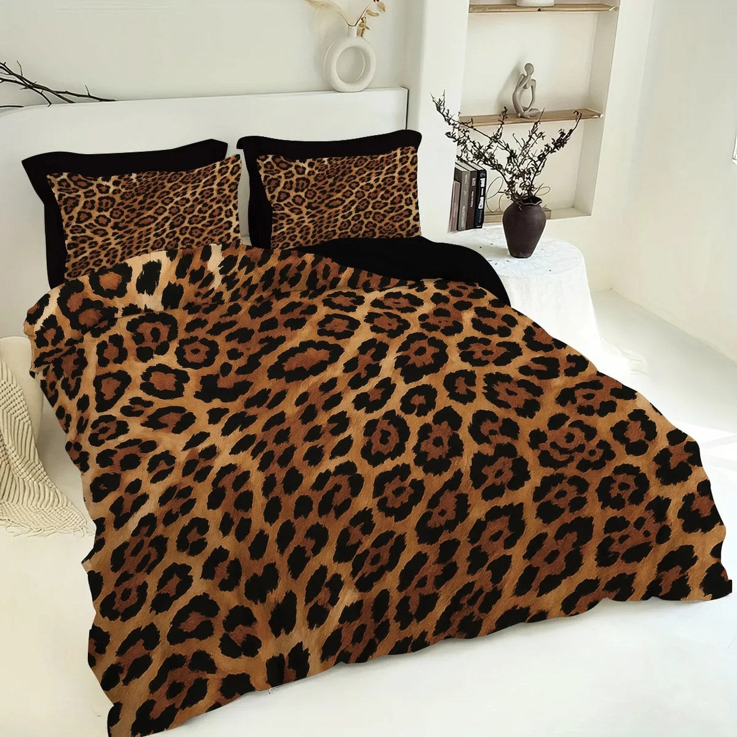 Parure de lit léopard marron dans une chambre épurée avec étagères