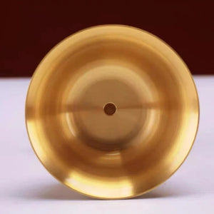 Lampe à huile tibétaine artisanale laiton vue rapprochée