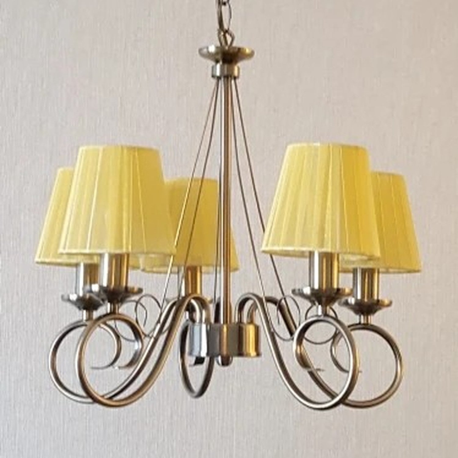 Lustre doré avec abat-jours jaunes plissés organza décoration salle à manger