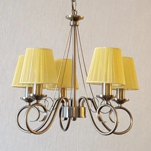 Lustre doré avec abat-jours jaunes plissés organza décoration salle à manger