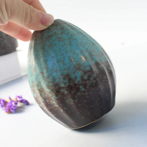 Ouverture étroite du vase céramique idéale pour une tige ou branche unique