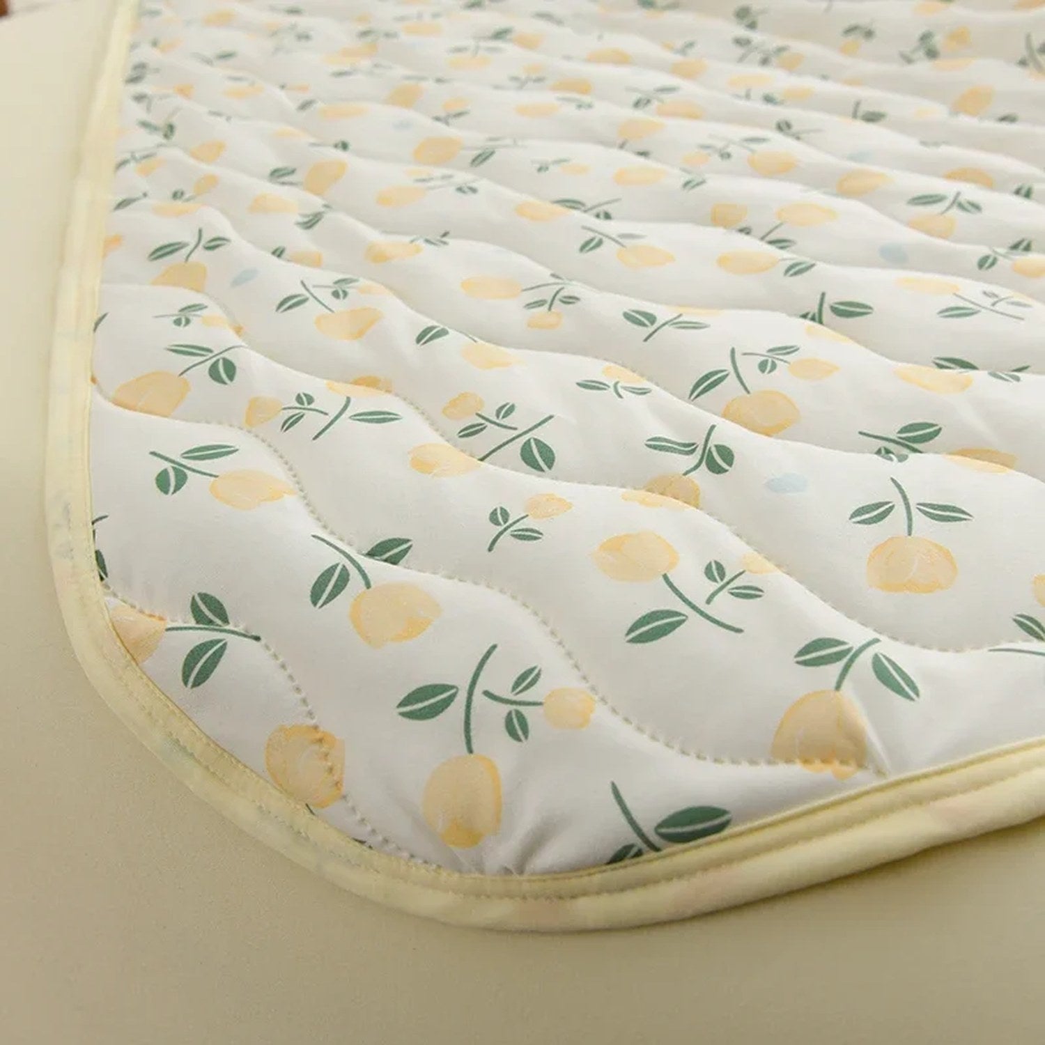 Détail du coin matelassé de la couette à imprimé fleuri