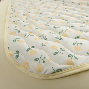 Détail du coin matelassé de la couette à imprimé fleuri