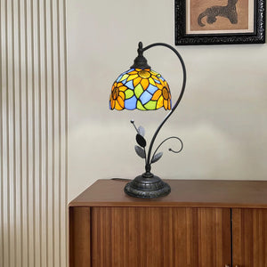Lampe de table style Tiffany posée sur un meuble avec cadre photo de léopard