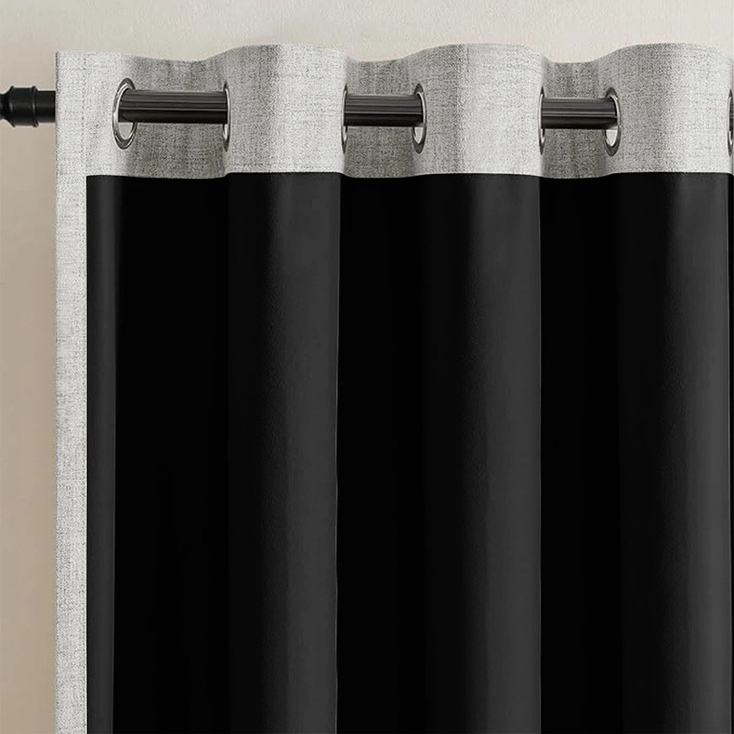 Gros plan sur les œillets et la double couche occultante noire du rideau