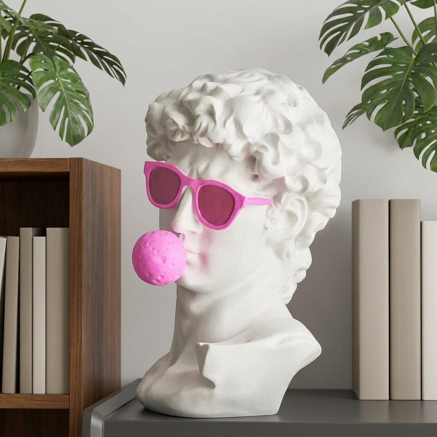 Buste de David pop art sur console noire avec miroir arrondi décoration intérieure contemporaine