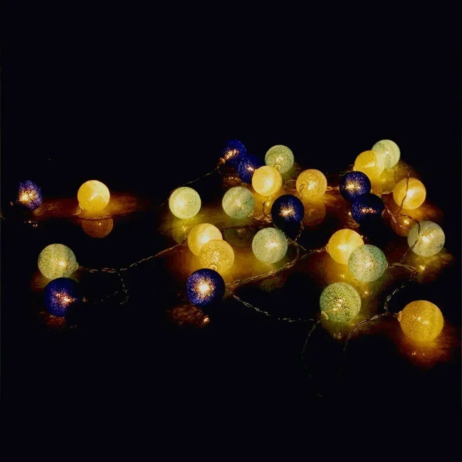 Guirlande boules de coton bleu jaune fond sombre