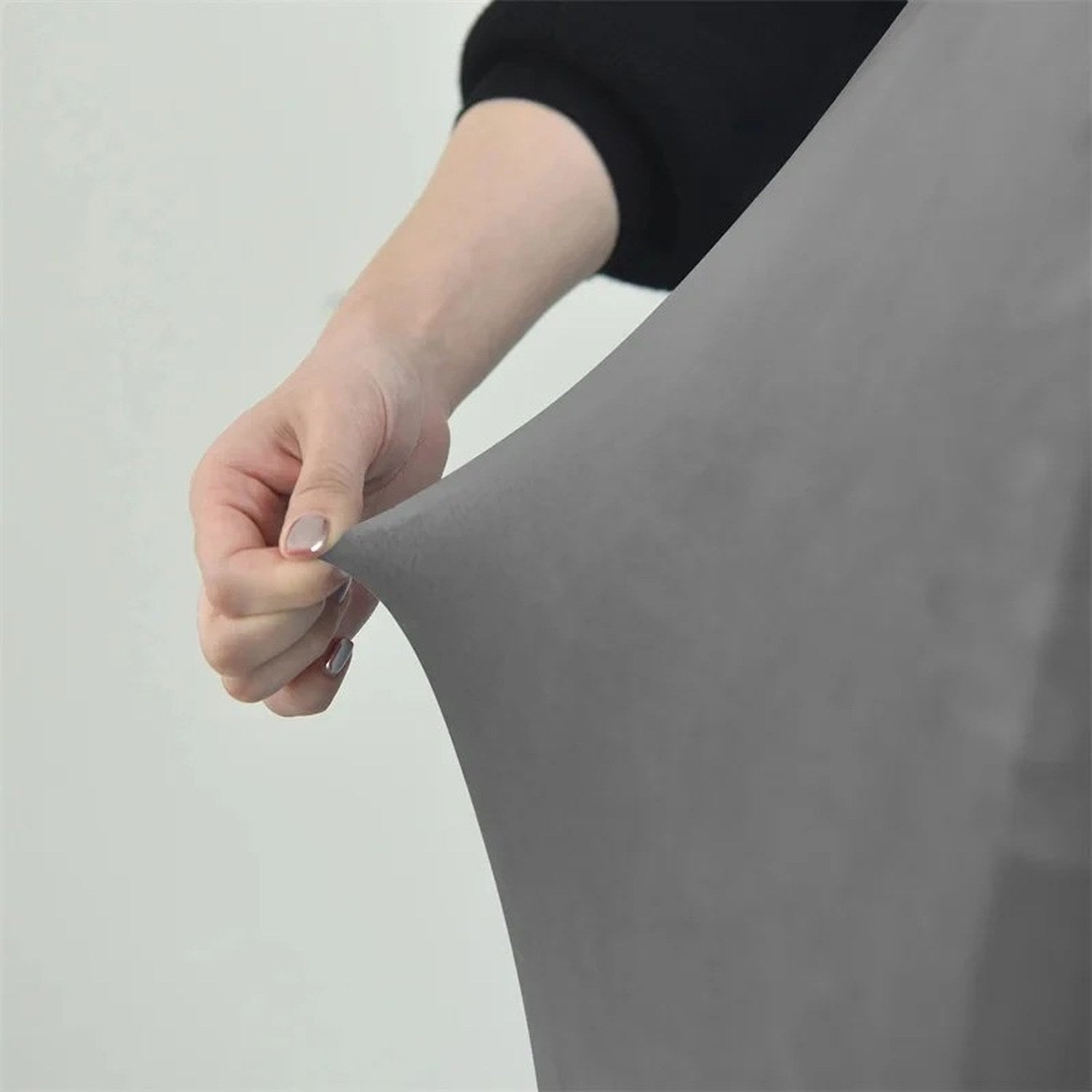 Gros plan sur la texture douce du velours gris de la housse de chaise