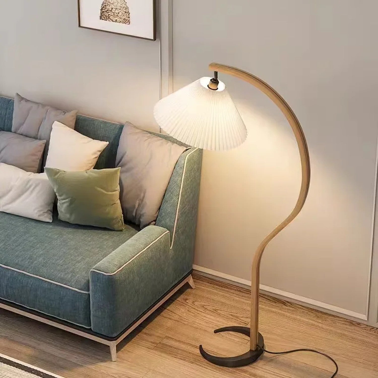 Lampadaire arc bois nordique blanc près canapé bleu vert salon contemporain