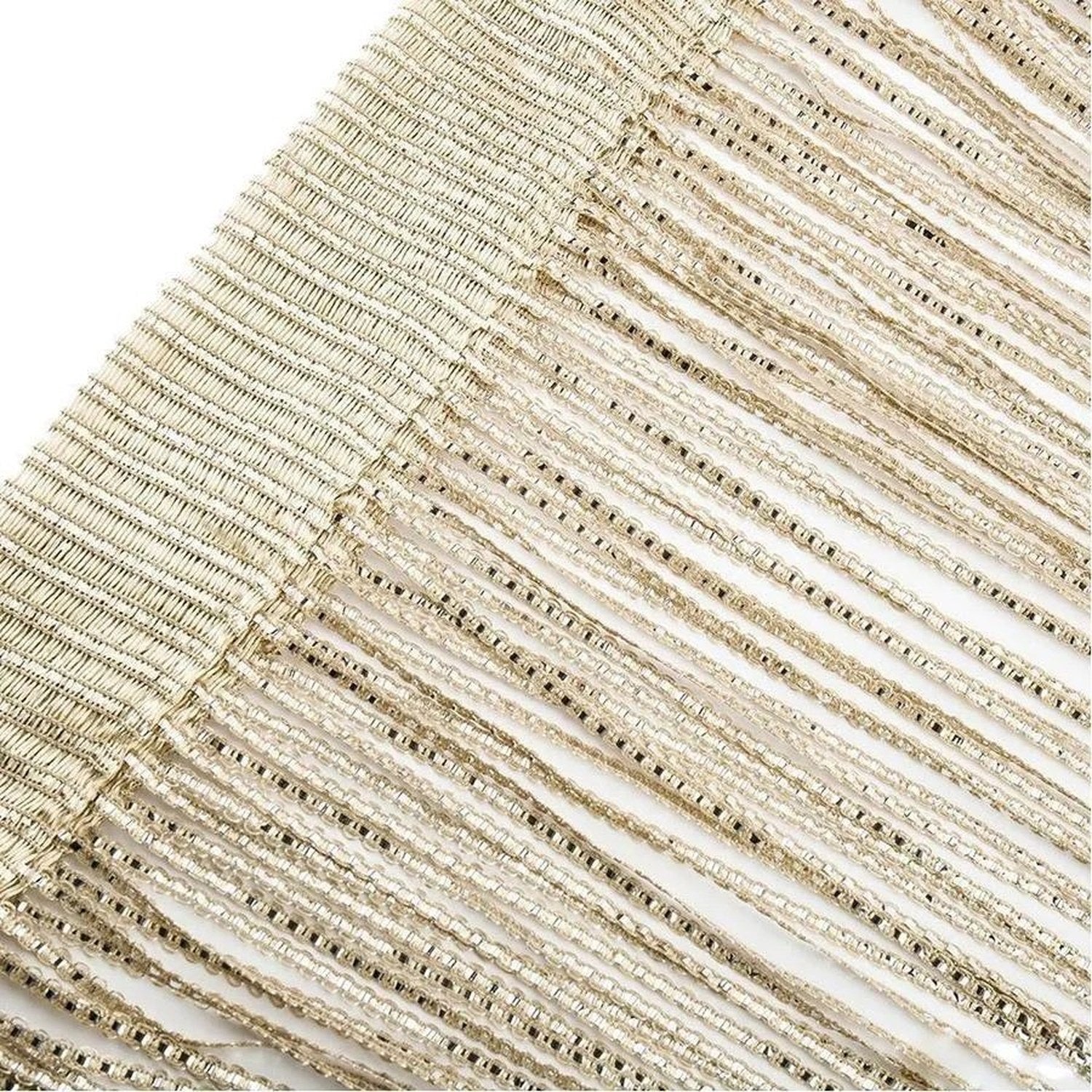 Gros plan sur la texture scintillante dorée du rideau à fils