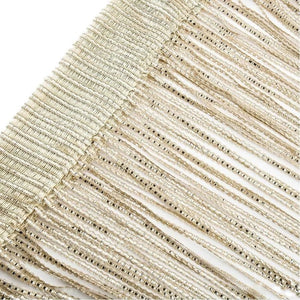 Gros plan sur la texture scintillante dorée du rideau à fils