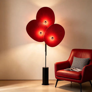 Lampadaire pétales rouge avec fauteuil assorti dans un salon design