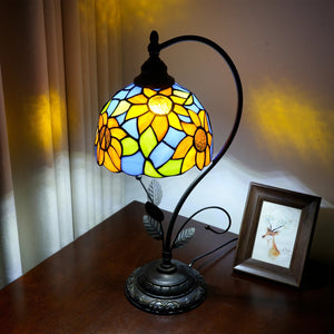 Lampe de table style Tiffany allumée créant une ambiance chaleureuse le soir