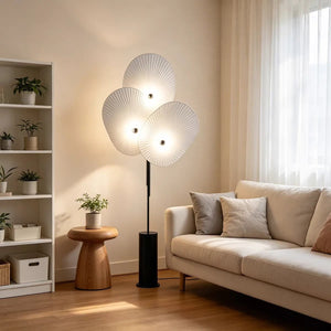 Lampadaire 3 pétales blanc dans un salon scandinave lumineux