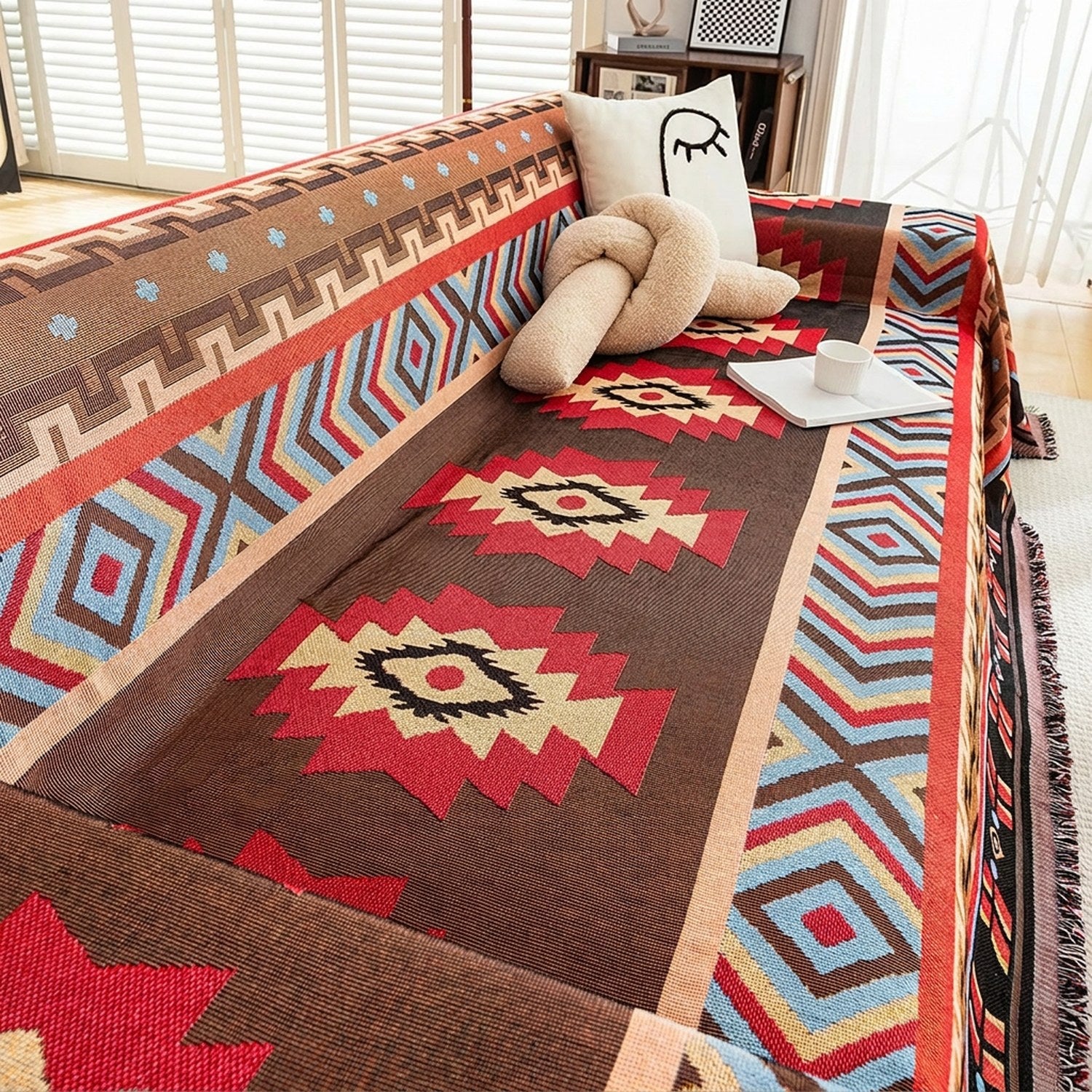 Détail des motifs aztèques tissés en rouge brun et bleu du couvre-lit