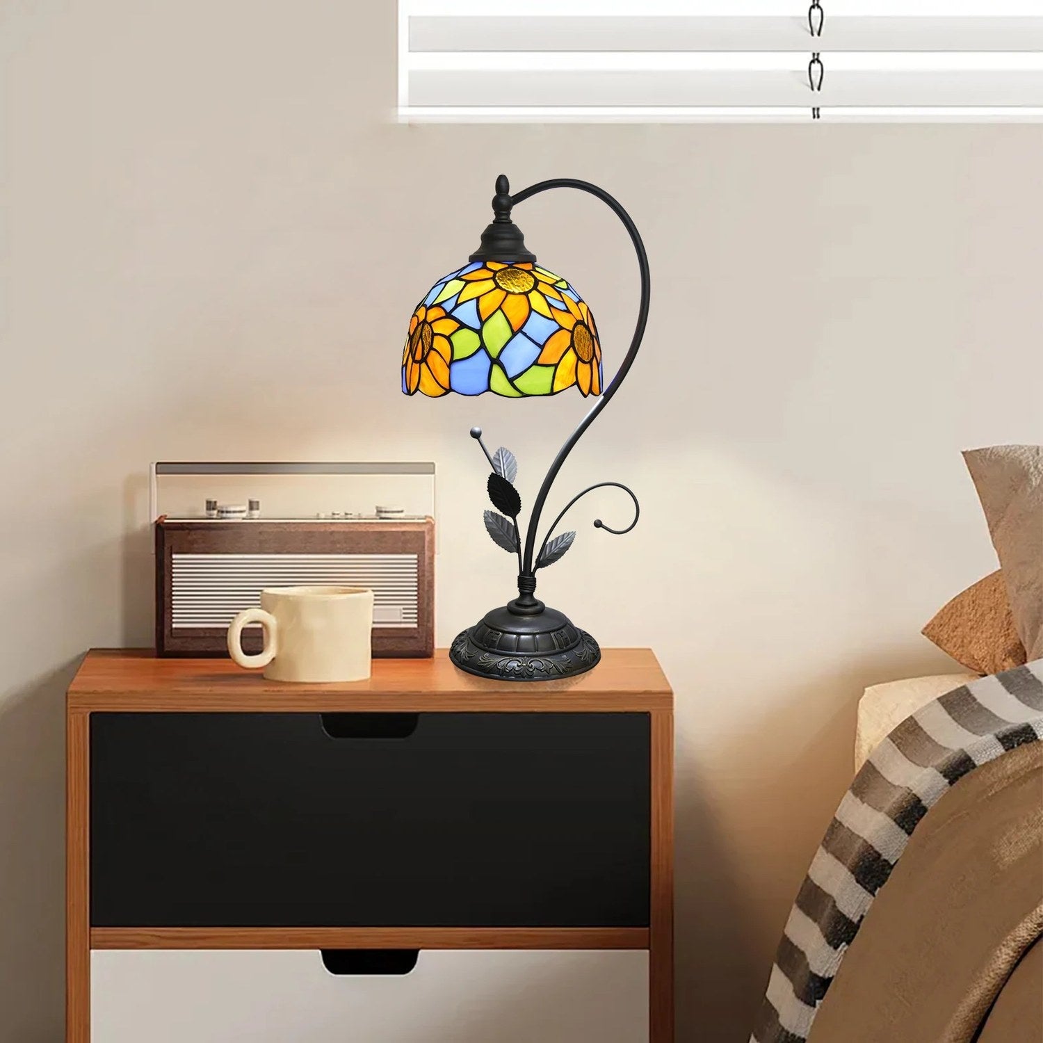Lampe de table style Tiffany sur une commode avec radio vintage et tasse