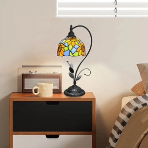 Lampe de table style Tiffany sur une commode avec radio vintage et tasse