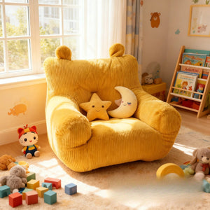Pouf mini canapé enfant jaune dans une chambre d'enfant avec jouets et étagère à livres