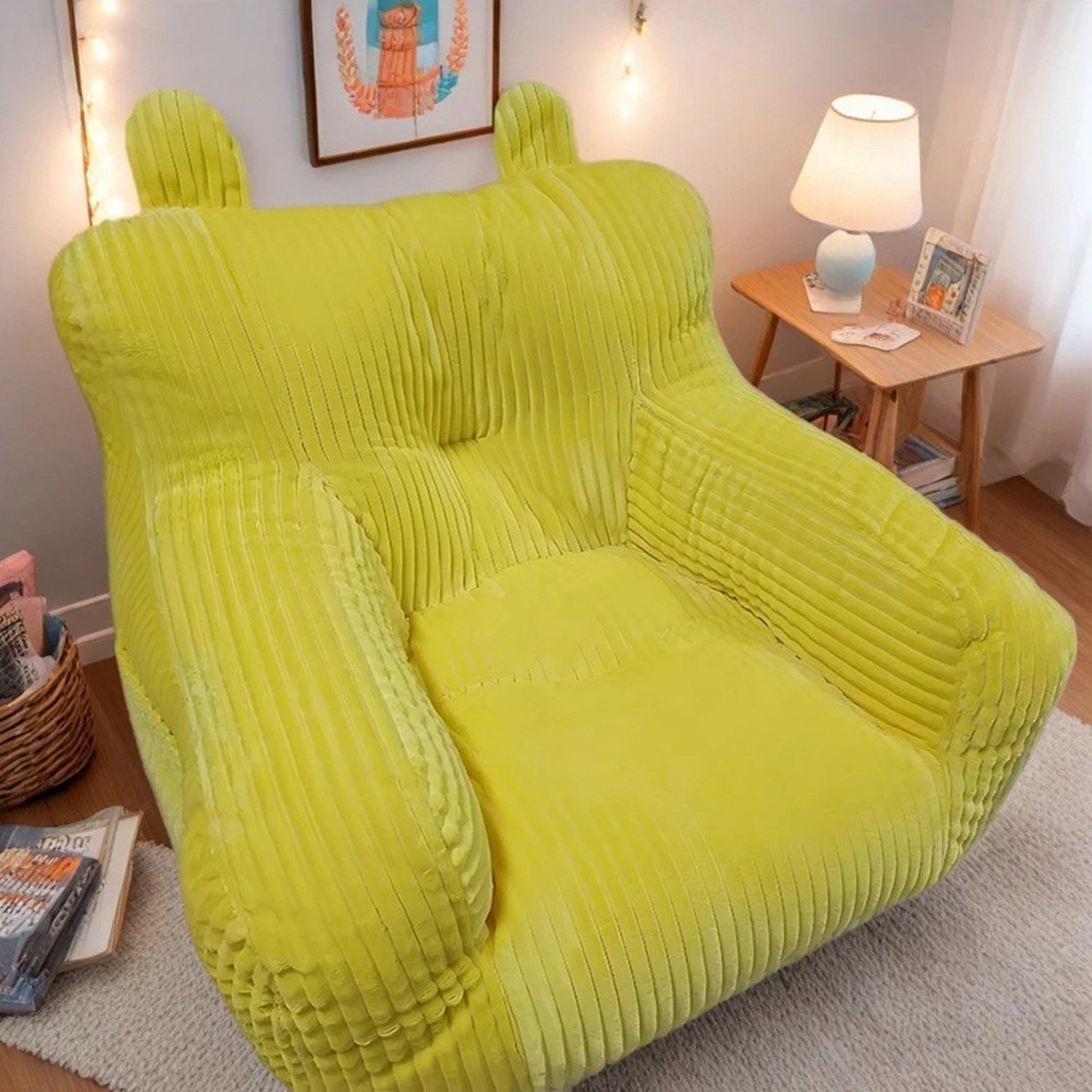 Pouf mini canapé enfant coloris jaune vif dans un salon avec lampe d'appoint