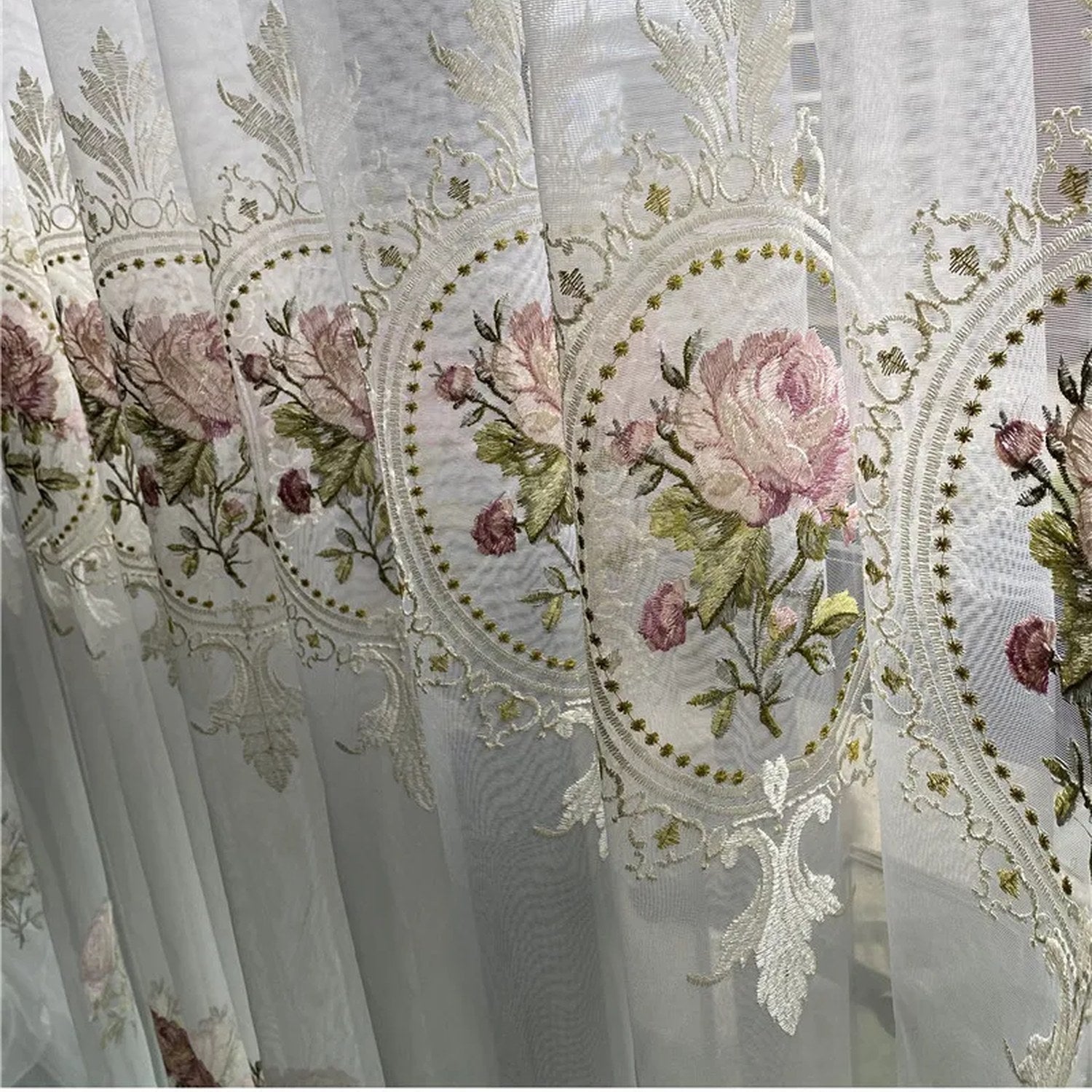 Détail de la frise de médaillons floraux brodés du voilage en tulle blanc