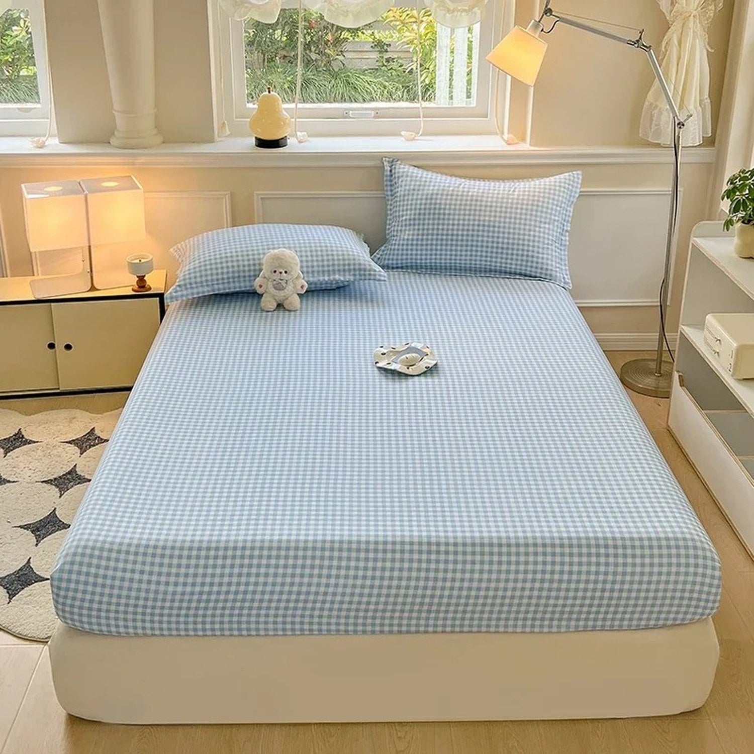 Drap housse a carreaux vichy bleu vu de face sur un lit fait