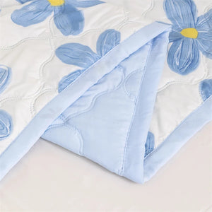 Détail du gaufrage et du revers bleu uni de la couverture