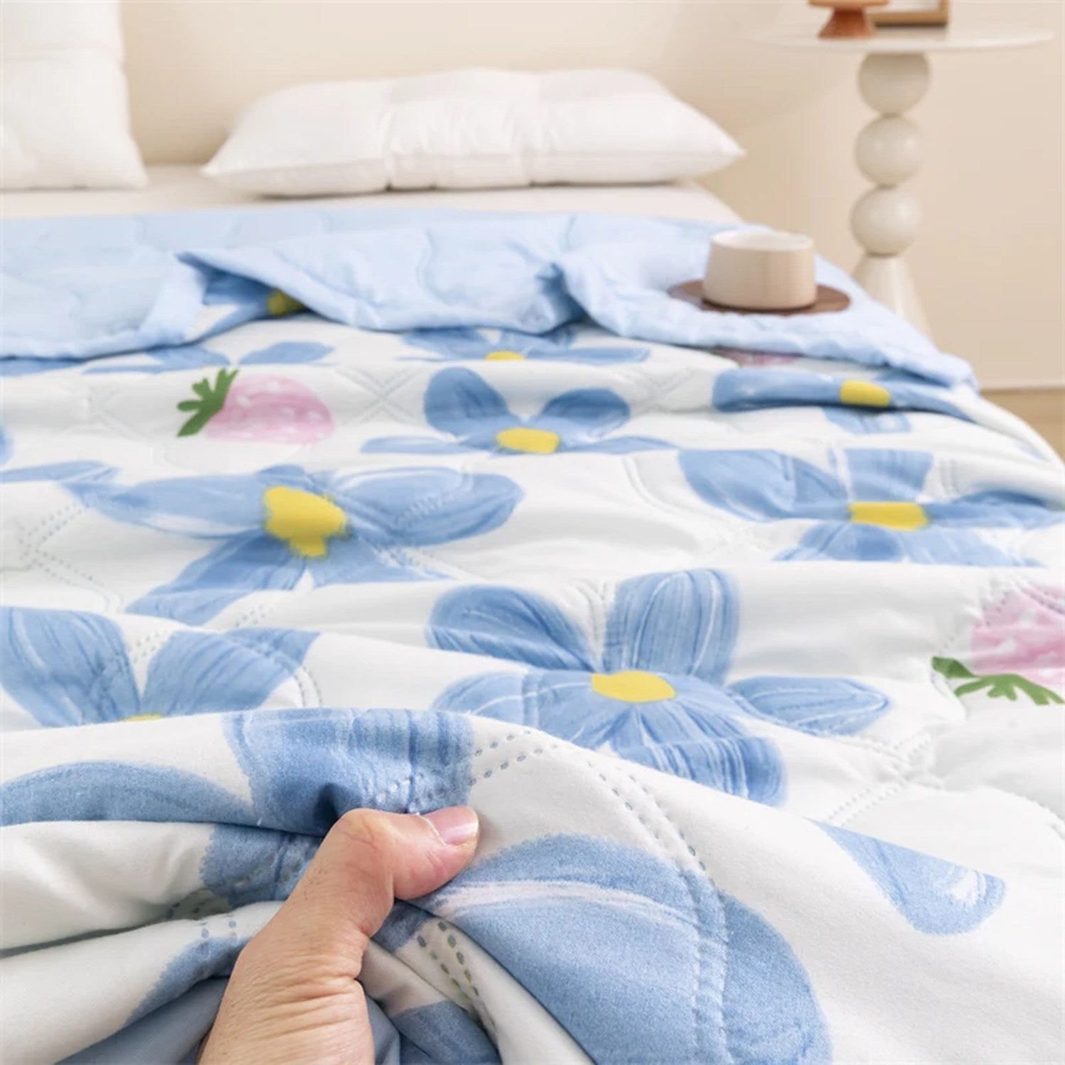 Gros plan sur la texture douce et le motif floral bleu de la couverture