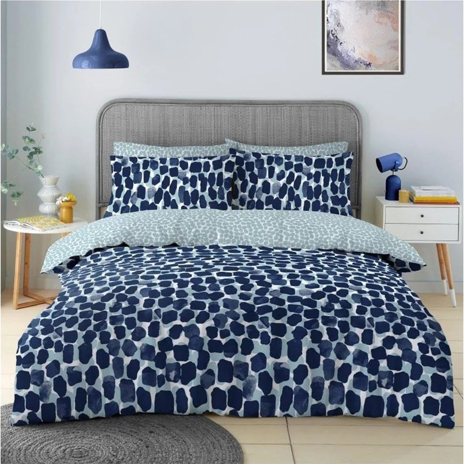 Parure de lit léopard bleu marine sur un lit dans une chambre moderne